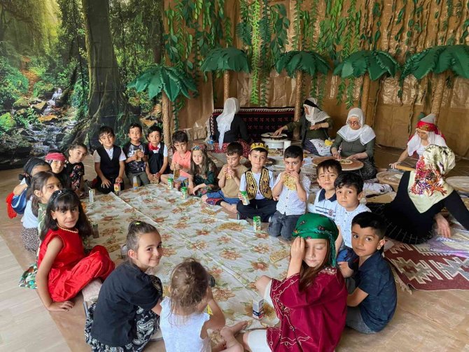 Minik Öğrenciler Hamur Açıp Börek Yaptı