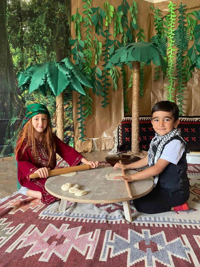 Minik Öğrenciler Hamur Açıp Börek Yaptı