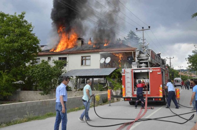 Burdur’da Evin Çatısını Saran Alevler Paniğe Sebep Oldu