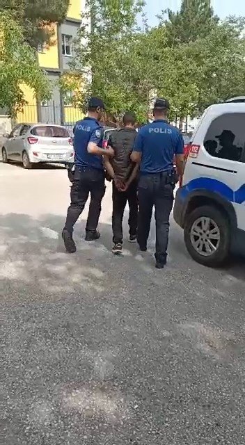 Aranan Şüpheli Yakalanınca Kaçmak İçin Bekçilere Tekme Attı