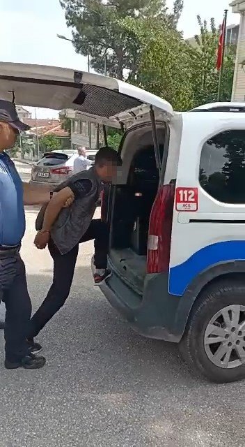 Aranan Şüpheli Yakalanınca Kaçmak İçin Bekçilere Tekme Attı