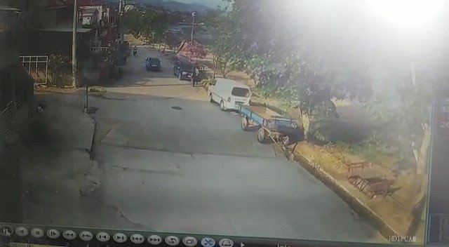 Otomobille Gelen Hırsızlar 50 Bin Liralık Motosikleti Çaldı; O Anlar Güvenlik Kamerasına Yansıdı