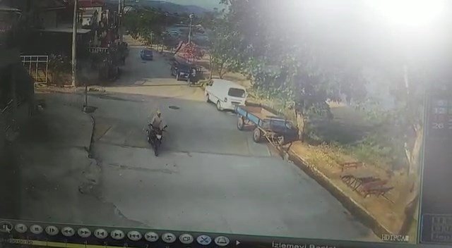 Otomobille Gelen Hırsızlar 50 Bin Liralık Motosikleti Çaldı; O Anlar Güvenlik Kamerasına Yansıdı