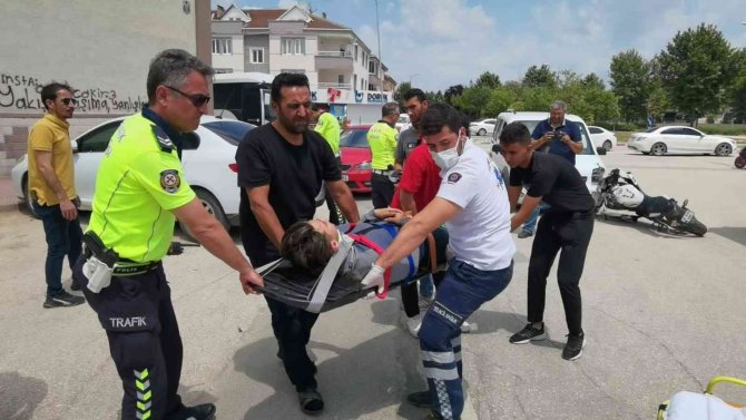 Bursa’da Motosiklet Araca Saplandı