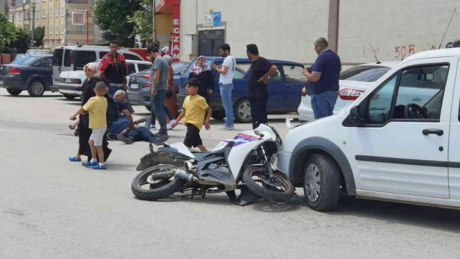 Bursa’da Motosiklet Araca Saplandı