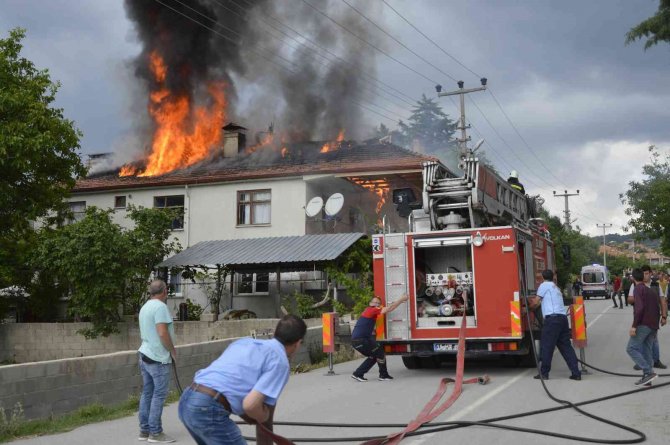 Burdur’da Evin Çatısını Saran Alevler Paniğe Sebep Oldu