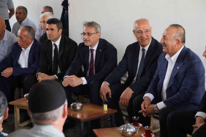 Dışişleri Bakanı Mevlüt Çavuşoğlu, Bingöl’de Esnafla Bir Araya Geldi