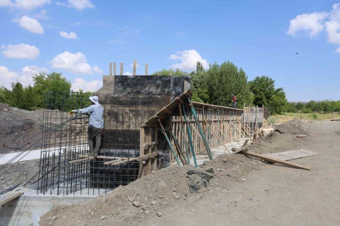 Elazığ’da Şorşor Deresi Üzerine Yeni Köprü İnşa Ediyor