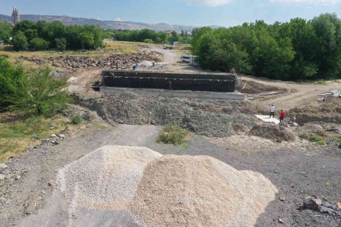 Elazığ’da Şorşor Deresi Üzerine Yeni Köprü İnşa Ediyor
