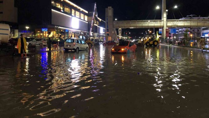Elazığ’da Sağanak Biranda Bastırdı, Onlarca Araç Yolda Kaldı