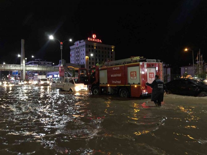 Elazığ’da Sağanak Biranda Bastırdı, Onlarca Araç Yolda Kaldı