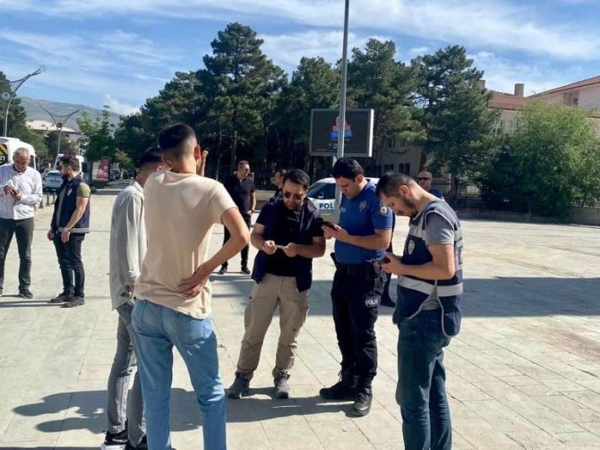 Polis Ekipleri Okul Çevreleri Ve Servis Araçlarını Denetledi