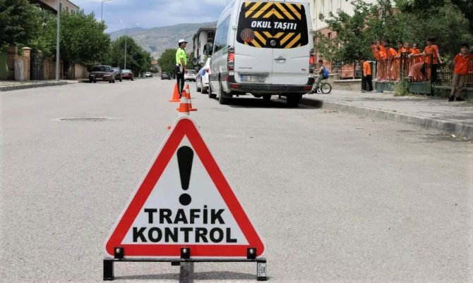 Polis Ekipleri Okul Çevreleri Ve Servis Araçlarını Denetledi