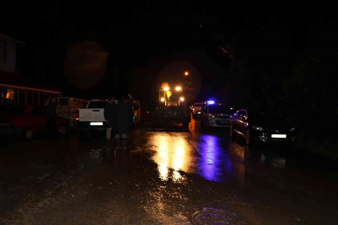 Erzincan’da Sağanak Sele Dönüştü, Bazı Noktalarda Su Baskını Yaşandı