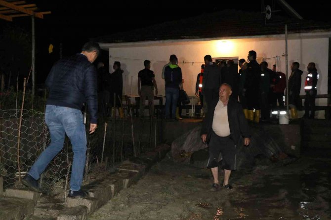 Erzincan’da Sağanak Sele Dönüştü, Bazı Noktalarda Su Baskını Yaşandı