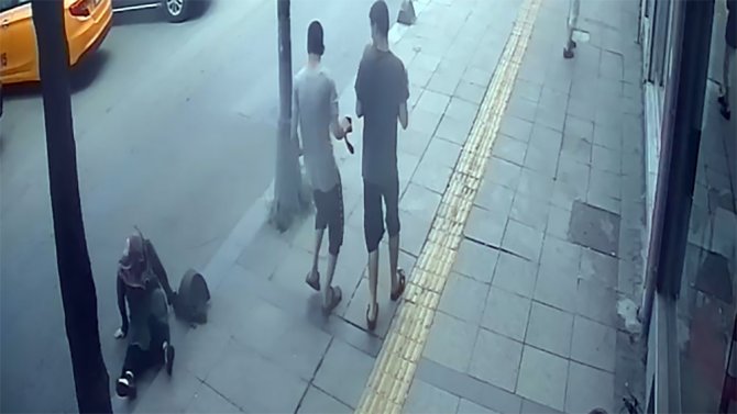 Yolda Yürüyen Kadını İterek Düşürdü, Hiçbir Şey Yokmuş Gibi Yoluna Devam Etti