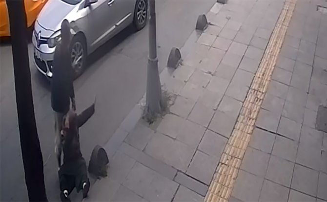 Yolda Yürüyen Kadını İterek Düşürdü, Hiçbir Şey Yokmuş Gibi Yoluna Devam Etti