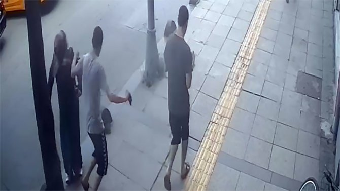 Yolda Yürüyen Kadını İterek Düşürdü, Hiçbir Şey Yokmuş Gibi Yoluna Devam Etti
