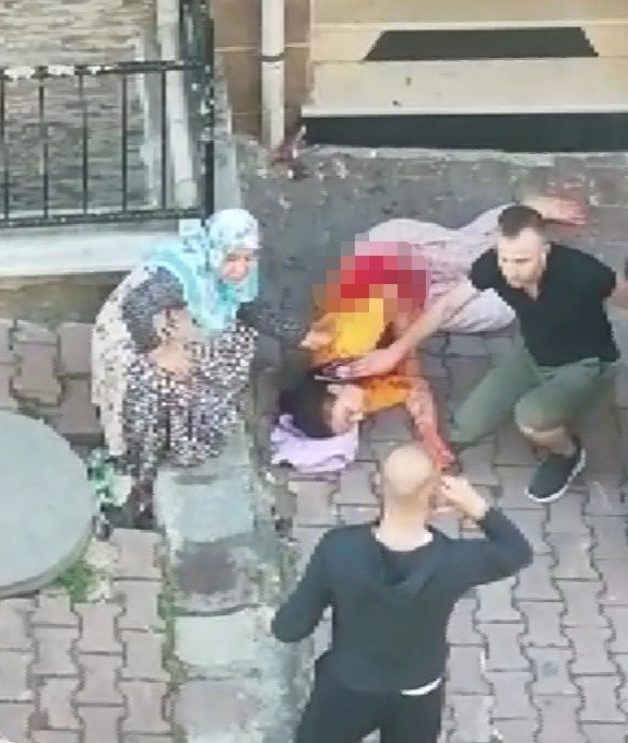 Genç Kız Tartıştığı Annesini Bıçakladı