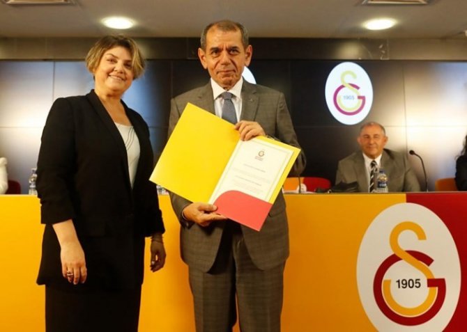 Galatasaray’da Dursun Özbek Ve Yönetimi Mazbatalarını Aldı
