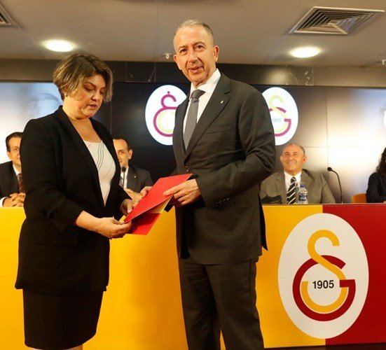 Galatasaray’da Dursun Özbek Ve Yönetimi Mazbatalarını Aldı