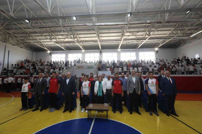 Gaziantep Büyükşehir’den Nizip Spor Lisesine Malzeme Yardımı