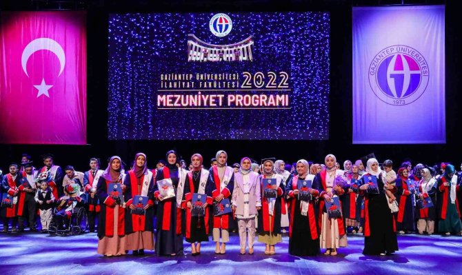 Gaün İ̇lahiyat Fakültesi’nde Mezuniyet Sevinci