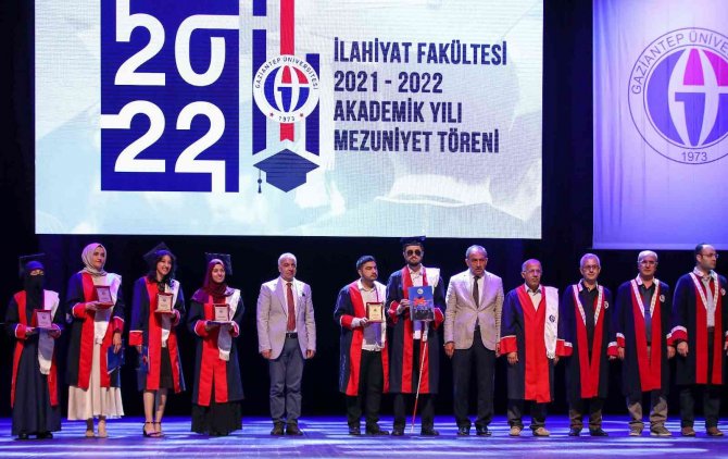 Gaün İ̇lahiyat Fakültesi’nde Mezuniyet Sevinci