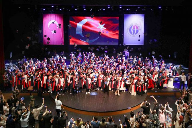 Gaün İ̇lahiyat Fakültesi’nde Mezuniyet Sevinci