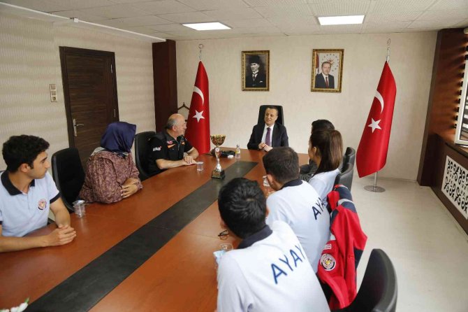 Vali Taşbilek Üniversiteler Arası Arama Kurtarma Yarışması Birincilerini Ağırladı