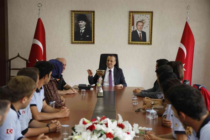 Vali Taşbilek Üniversiteler Arası Arama Kurtarma Yarışması Birincilerini Ağırladı