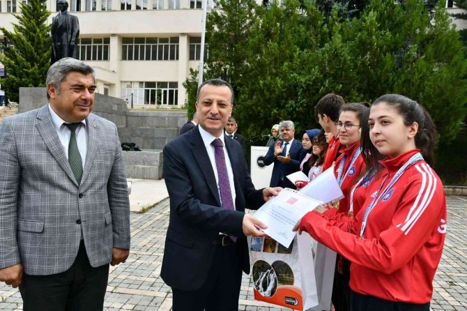 Gümüşhane’de Şampiyon Öğrenciler Ödüllendirildi