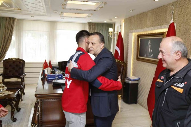 Selde Su Çukuruna Düşen Sena’yı Kurtaran 3 Kahraman Genci Vali Taşbilek Makamında Ağırladı