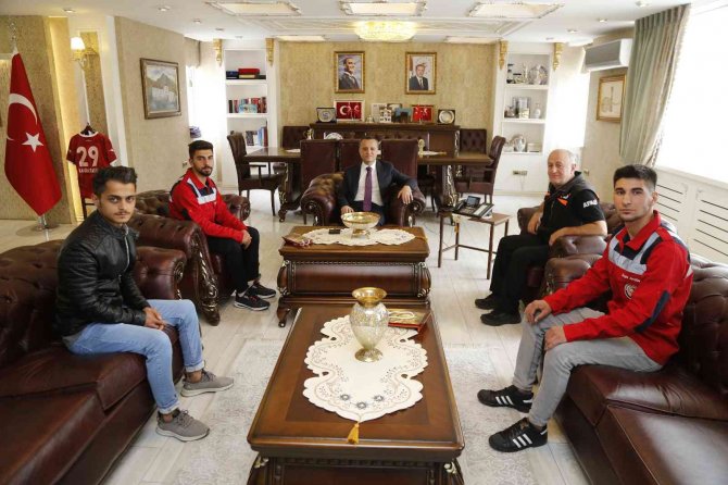 Selde Su Çukuruna Düşen Sena’yı Kurtaran 3 Kahraman Genci Vali Taşbilek Makamında Ağırladı