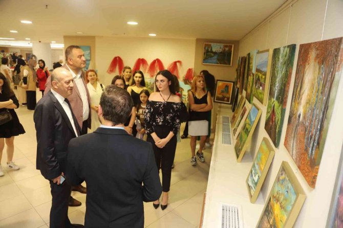 ‘Hayal Dünyamın Renkleri’ Sergisi Kartal Belediyesi’nde Açıldı