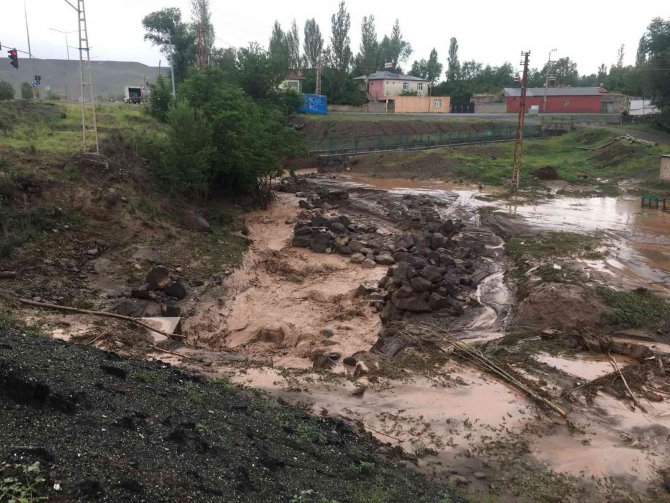Iğdır Tuzluca’da Evler Ve Ahırlar Su Altında Kaldı