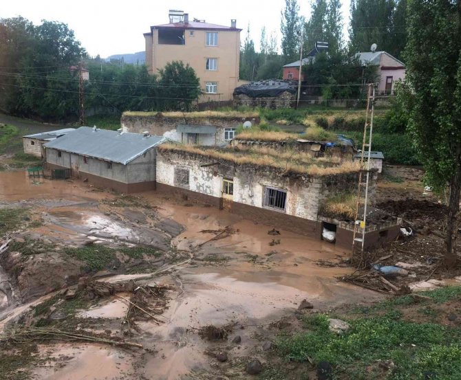 Iğdır Tuzluca’da Evler Ve Ahırlar Su Altında Kaldı