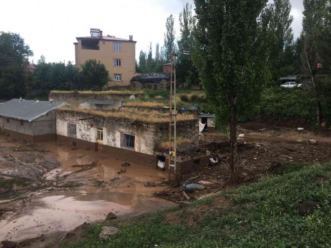 Iğdır Tuzluca’da Evler Ve Ahırlar Su Altında Kaldı