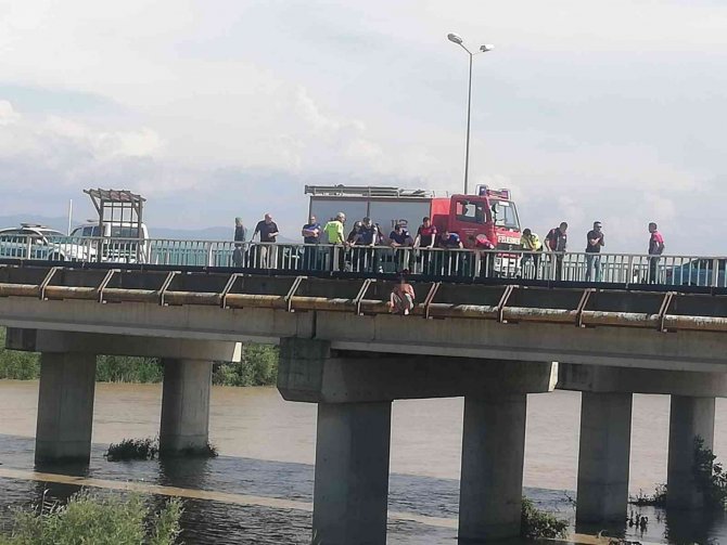 Korku Dolu Bakışlar Arasında Kendini Köprüden Aşağıya Bıraktı