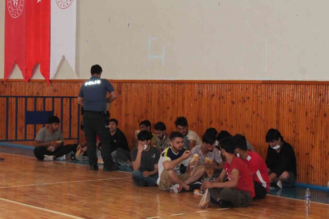 Kaçak Göçmenlerin Ülkelerine Gönderilmesi Tüm Hızıyla Devam Ediyor