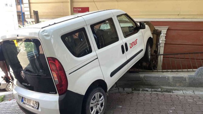 İ̇stanbul’da Dehşet Anları: Araç Eve Daldı, İkiz Çocuklar Ve Kardeşi Yaralandı