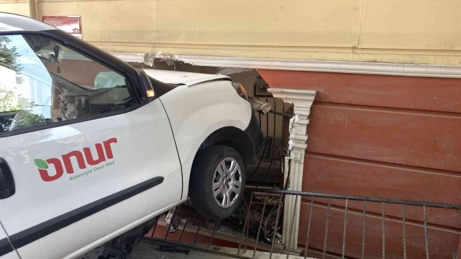 İ̇stanbul’da Dehşet Anları: Araç Eve Daldı, İkiz Çocuklar Ve Kardeşi Yaralandı