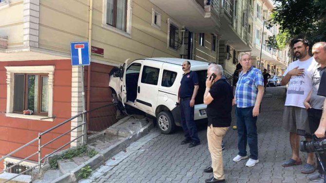 İ̇stanbul’da Dehşet Anları: Araç Eve Daldı, İkiz Çocuklar Ve Kardeşi Yaralandı