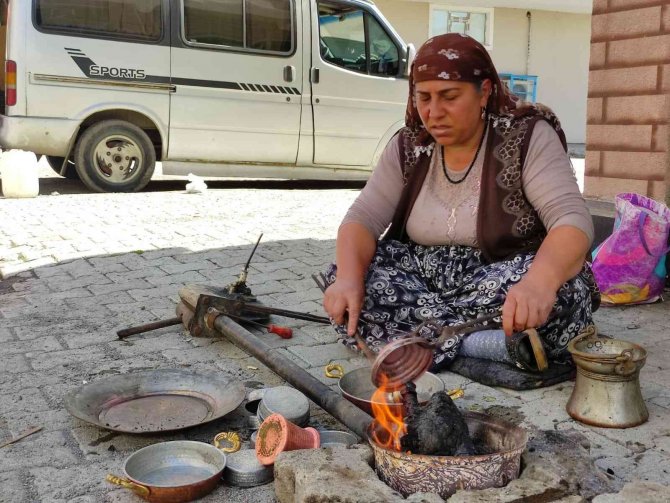 Kalaycılığı Yaşatmak İçin Türkiye’yi Dolaşıyor