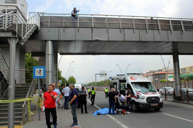 Üst Geçitten Düşen Kadın Hayatını Kaybetti