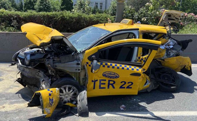 Bayrampaşa’da 5 Aracın Karıştığı Zincirleme Kaza: 3 Yaralı