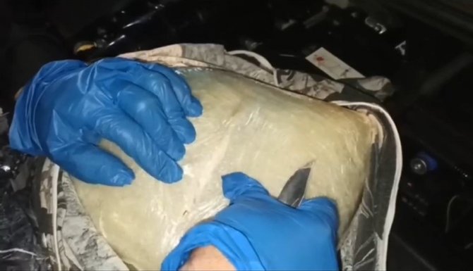 Aracın Motor Kısmına 5 Kilo Uyuşturucu Sakladılar