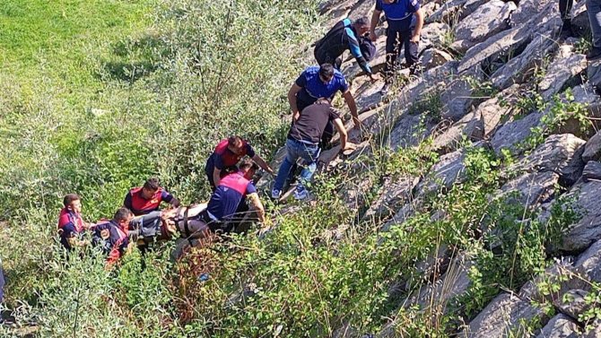 Korku Dolu Bakışlar Arasında Kendini Köprüden Aşağıya Bıraktı