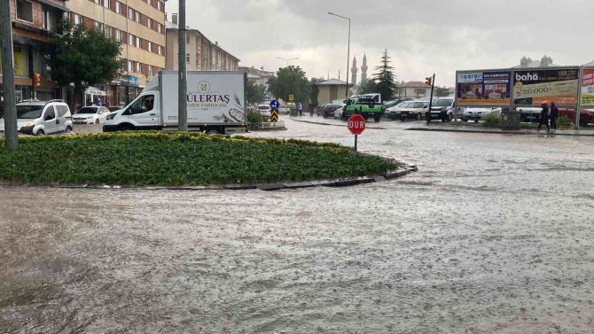 Şiddetli Yağış Hayatı Felç Etti