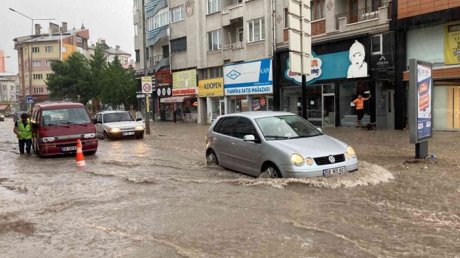 Şiddetli Yağış Hayatı Felç Etti